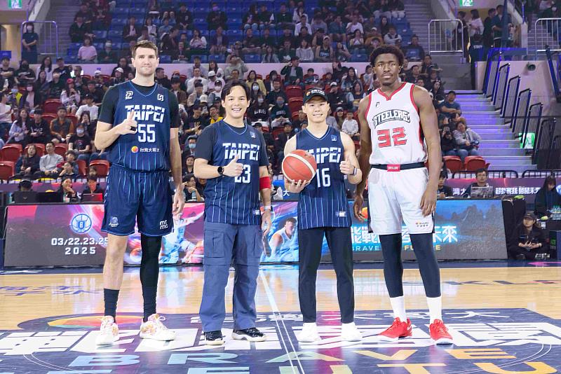台灣大總經理林之晨(左2)連2日出席,與新加入台灣大運動家族的體操選手「世界貓王」唐嘉鴻(右2)共同開球。