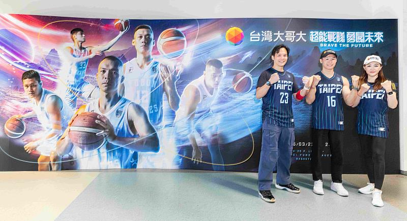 台灣大以科技力支持國內運動賽事,連續6年與臺北富邦勇士合作主題週,今年以「超能戰隊 勇闖未來」為主題,呼應內部「超人計畫」,號召各領域超人共組超能戰隊。(左起: 台灣大哥大總經理林之晨、台灣大運動家族選手唐嘉鴻、台灣大哥大永續品牌公關副總經理劉麗惠)
