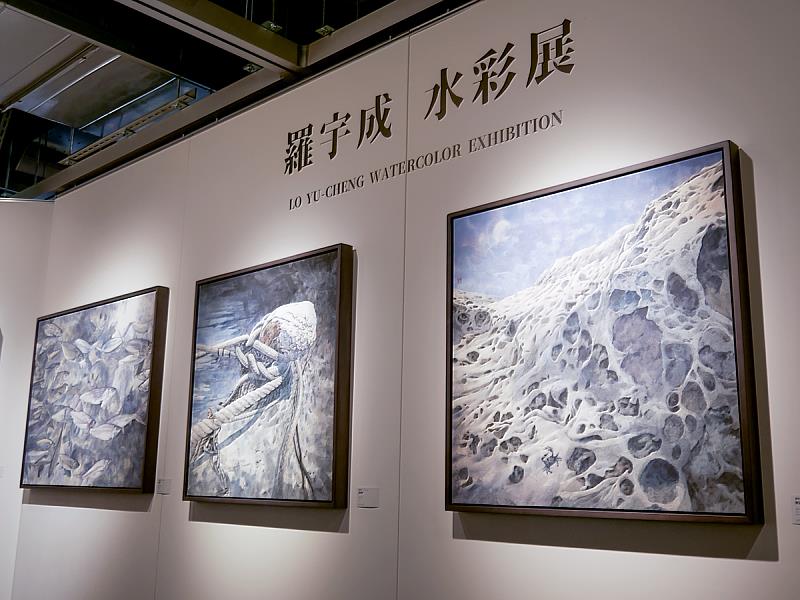 羅宇成《淺淺微風》展場，邀請藝術愛好者來觀展微風輕拂，畫筆在紙上躍動，羅宇成以水彩捕捉自然景致的靈動瞬間。《淺淺微風》展覽以細膩的筆觸與流動的色彩，描繪風與海浪的交會、光影的閃爍變幻，每一幅畫作都承載著藝術家對自然的深刻體悟，邀請觀眾在色彩的流轉間，感受大自然的輕盈與廣闊。（展覽期間：2025.04.06-04.30）