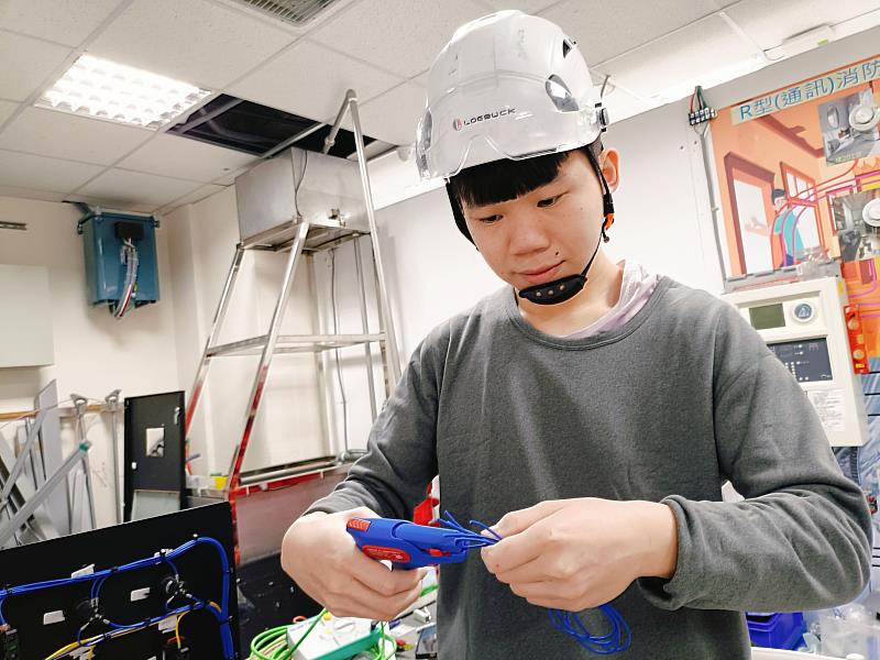 第55屆全國技能競賽分區賽登場,北分署培訓的工業控制職類選手張峻幗加緊訓練備戰