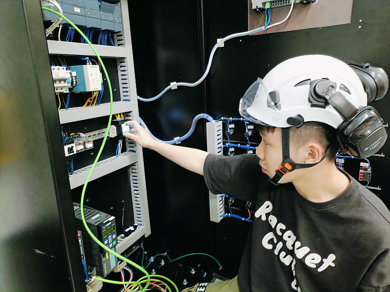 第55屆全國技能競賽分區賽登場，北分署培訓的工業控制職類選手張峻幗加緊訓練備戰-設定集合式電錶