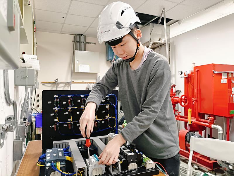 第55屆全國技能競賽分區賽登場,北分署培訓的工業控制職類選手張峻幗加緊訓練備戰