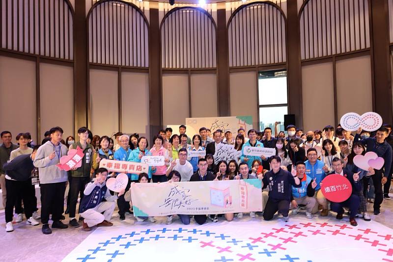 新竹縣114年單身青年成家系列活動開跑!首場活動於3月23日於遠東百貨竹北店登場,吸引縣內近百名單身警消與一般青年共襄盛舉。