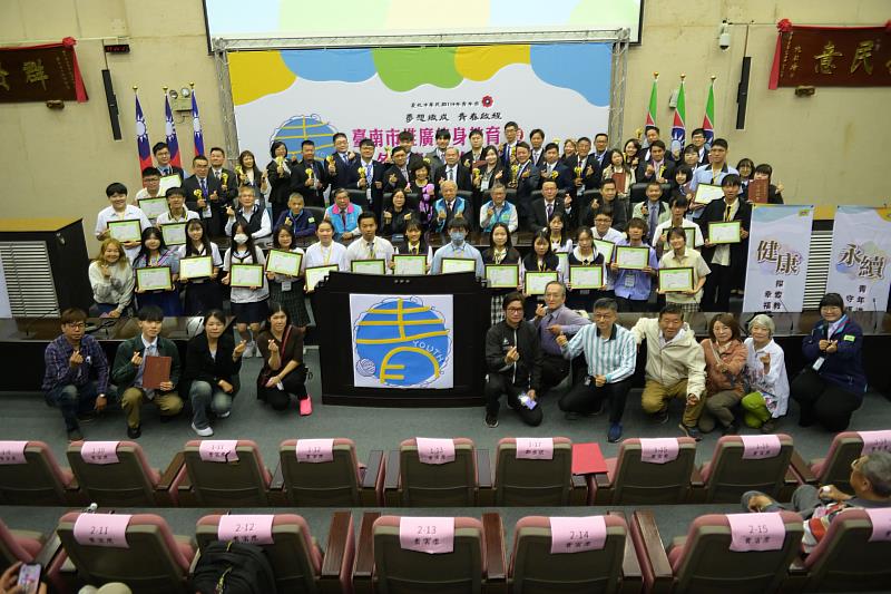 慶祝114年青年節  臺南市表揚優秀青年-大合照