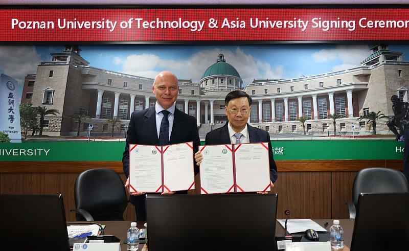 亞大校長蔡進發(右)、波蘭波茲南理工大學國際事務副處長Mariusz Glabowski(左)代表簽署合作備忘錄。