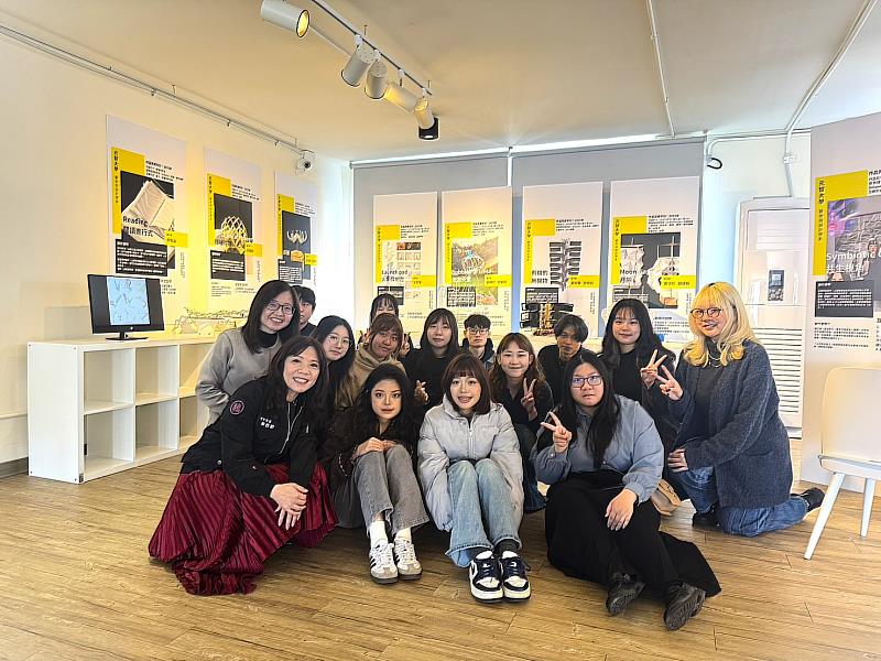 元智大學藝術與設計學系林楚卿老師（左二）帶領學生參展《桃青設計遊樂場》，青年事務局局長（左一）蒞臨指導