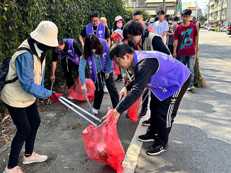 工青隊及小朋友清掃街道