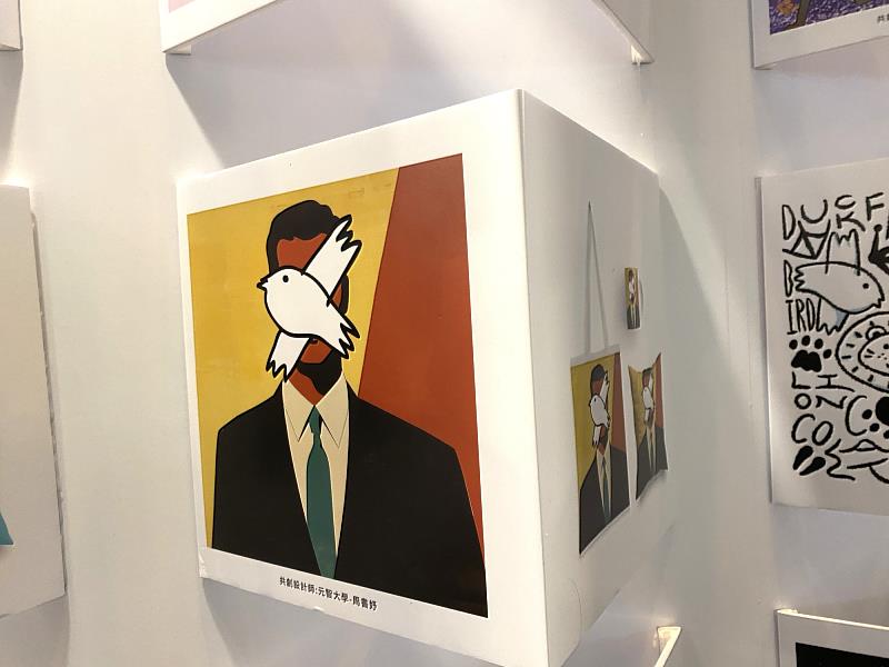 周書妤的作品則向馬格利特的《戴圓頂帽的男人》致敬
