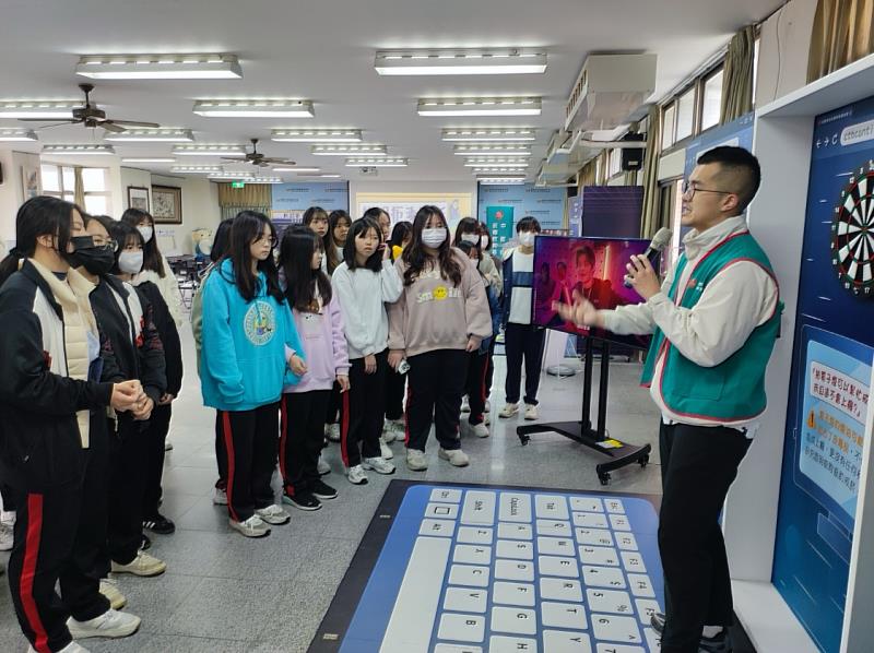 學生們透過風險情境與互動遊戲，建立正確的識毒、拒毒觀念。（圖／興國高中提供）