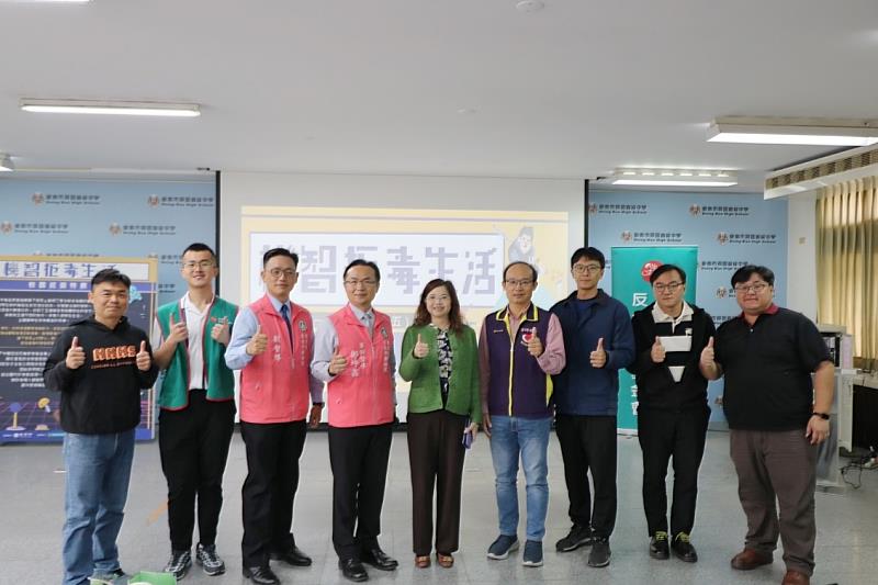 興國高中攜手中信反毒教育基金會舉辦為期兩週的「機智拒毒生活校園巡迴特展」，並邀請興國高中黃向吟校長（中）、中國信託反毒基金會林專員（左二）、臺南市軍訓副督導馬志博上校（左三）、臺南市軍訓督導鄭坤鑫上校（左四）、臺南市聯絡處春暉志工隊陳明財隊長（右四）共同參加開幕儀式。（圖／興國高中提供）