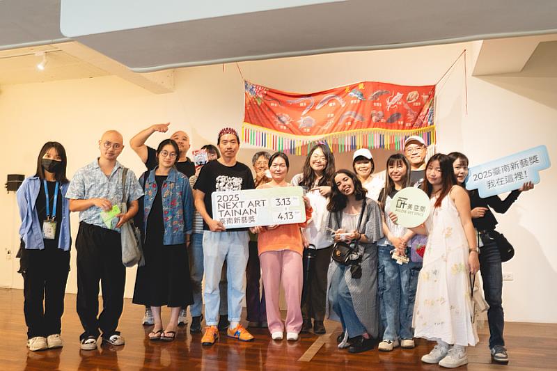 「2025臺南新藝獎」展覽以「隱身之海、增生之城」為題,透過新銳與國際藝術家的作品,共同回應臺南的變動性及城市水域文化史