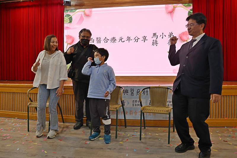 馬小弟邀請他暱稱「大魔王」的何副院長(右一)、「公主」病房副護理長宋景歡(左一),陪他一起以棒球啦啦隊的三振舞律動,大比「讚!讚!讚!」,分享他出院後四個月來的進步。
