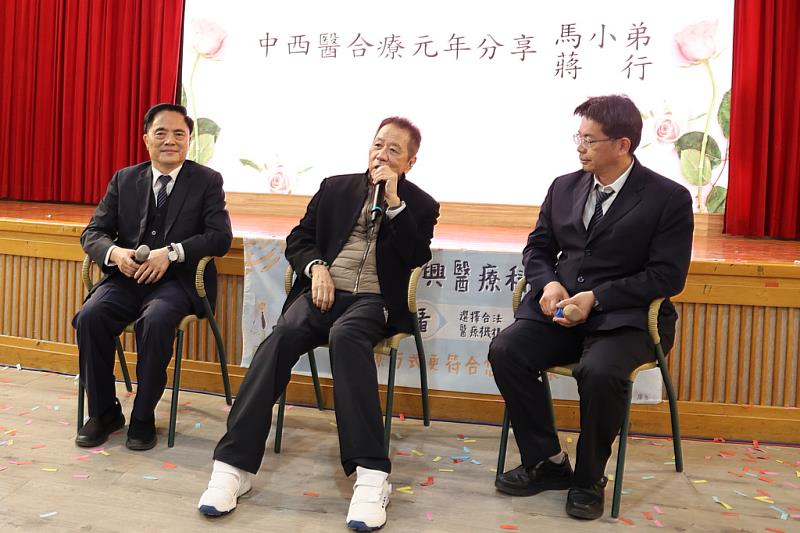 八十多歲的企業家蔣先生(中)分享他接受中西醫精準醫療,巴金森病症狀獲得控制,重拾生活品質。非常感恩林欣榮院長(左)與何宗融副院長帶領的中西醫合療團隊。