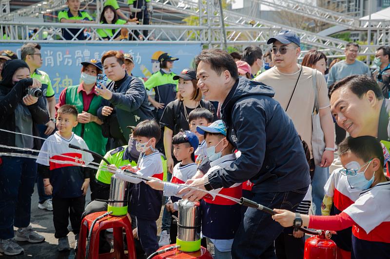 邱臣遠代理市長與孩子們一起闖關同樂