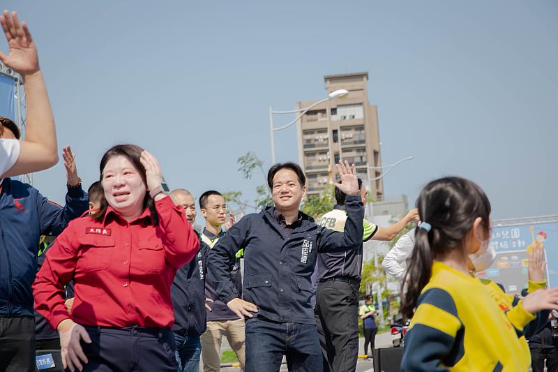 市長、來賓與小朋友一起帶動唱