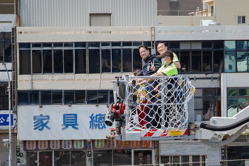 邱臣遠代理市長與孩子們一起闖關同樂