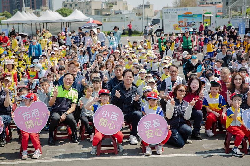 竹市府今日舉辦幼兒園消防體驗活動,邱臣遠代理市長與孩子們合影