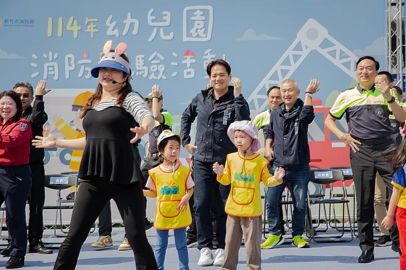 市長、來賓與小朋友一起帶動唱