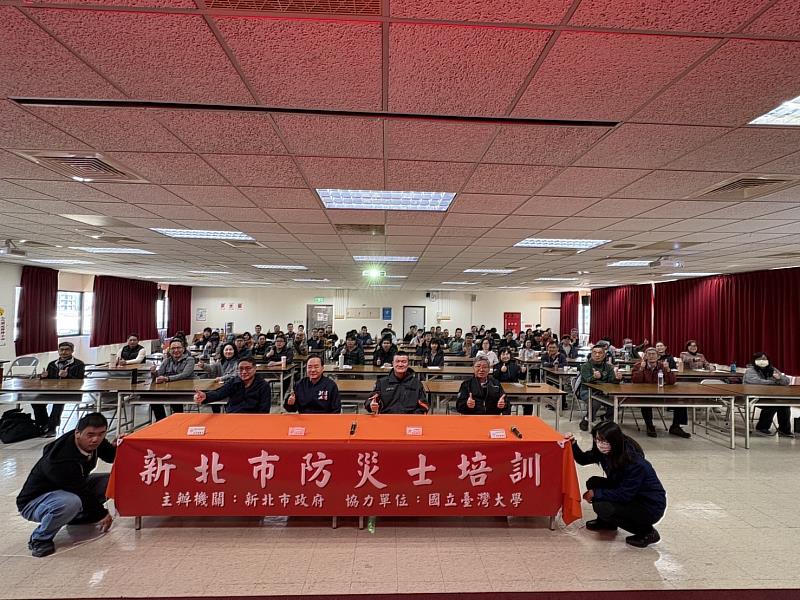 右1:台電營業處柴建業處長。右2:內政部馬士元政務次長。左1:台大林永峻博士。左2:消防局陳副局長國忠學員大合照