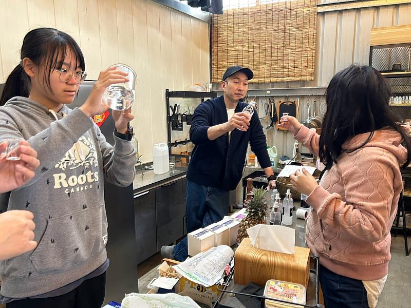 「原生態Nature World」創辦人周彥志(左2)帶領學生調製精油解憂噴霧