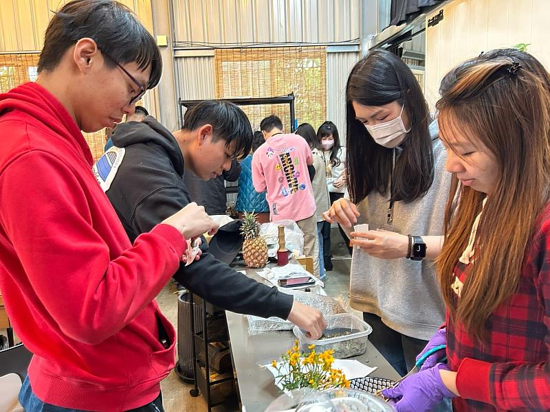 學生依照自身喜好與身體需求，調製紓壓養身茶包