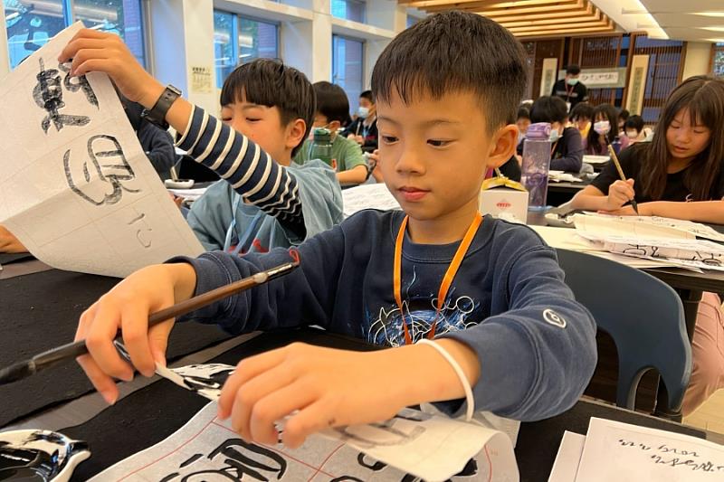 書法研習營不僅讓孩子對書法產生興趣，也教會他們在學習中培養專注力與耐心。