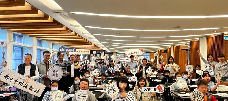 中部77所國小、200位學童齊聚逢甲大學參與「一起動手寫漢字—2025小學生書法藝術研習營」。