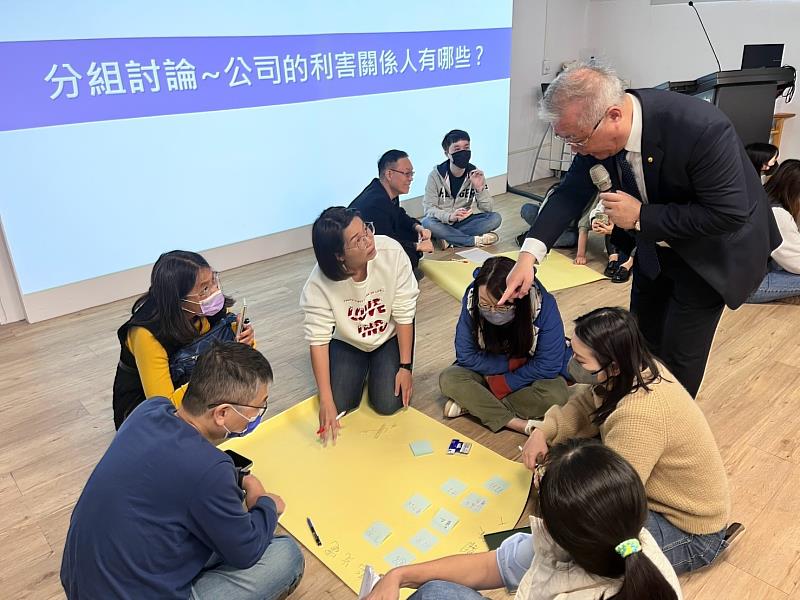 臺灣產業永續發展國際交流協會林明毅理事長(右)與學員討論議題
