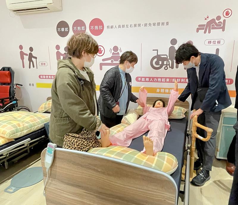 日本自然照顧團對復甦安妮全身人體模型感到好奇，紛紛觸摸體驗。
