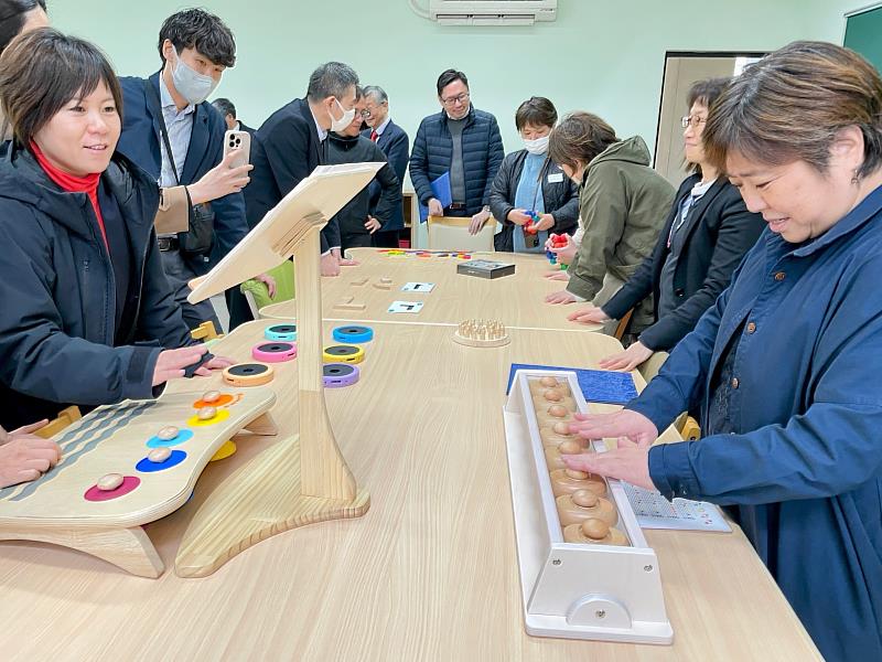 日本參訪團成員對「健康促進教室」的手拍鈴及腳響樂愛不釋手。