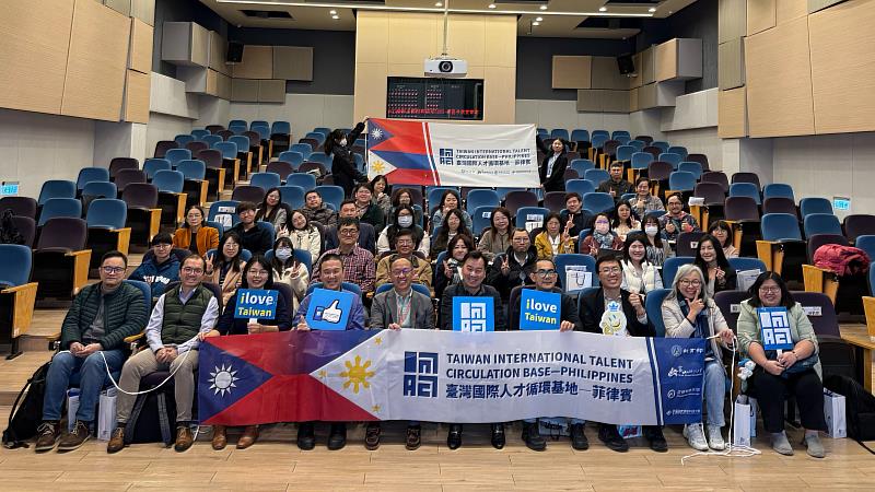 崑大主辦「菲律賓海外基地-臺灣學校聯盟 2025 新型專班招生推動工作坊」，全體合影