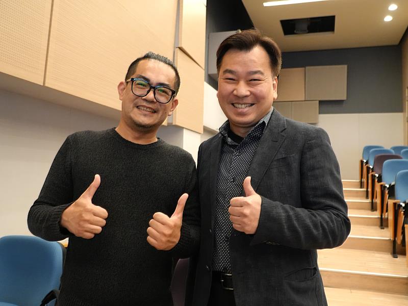 崑大李天祥校長(右)與國立臺灣大學 新型專班專案辦公室專案經理洪柏傑(左)合影