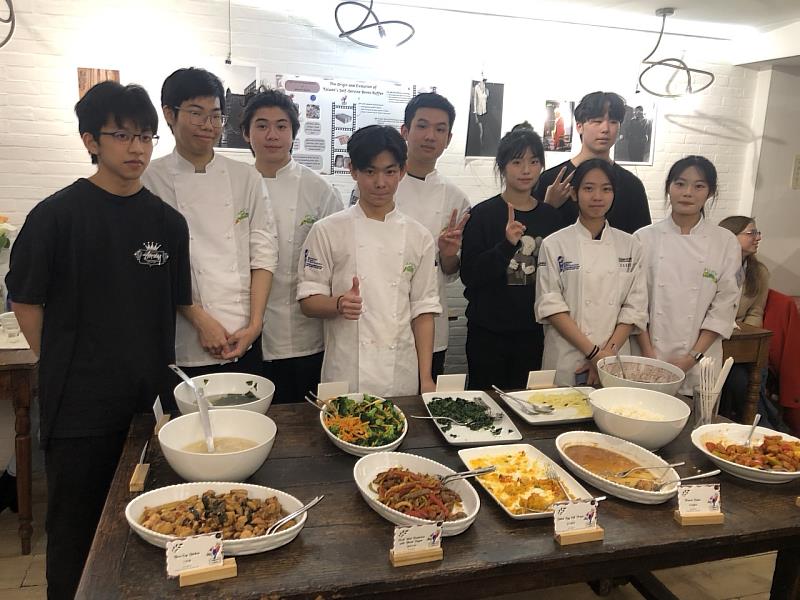 開平餐飲國際部學生籌辦「臺菜文化展」，以臺式自助餐驚艷APICIUS佛羅倫斯國際餐旅廚藝學院師生。開平餐飲學校/提供