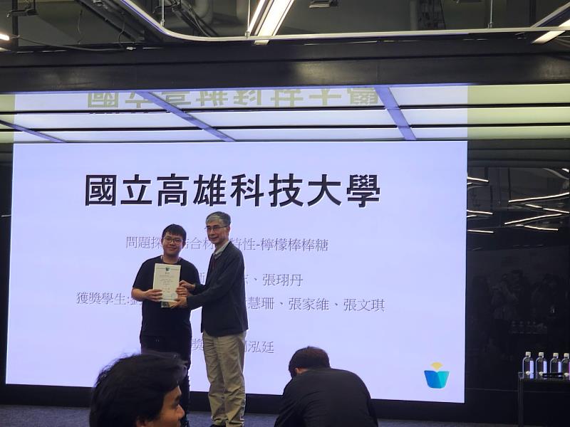 陳建志老師指導的作品-檸檬棒棒糖，由學生劉泓廷代表，接受計畫總辦公室主持人謝尚賢教授的表揚。