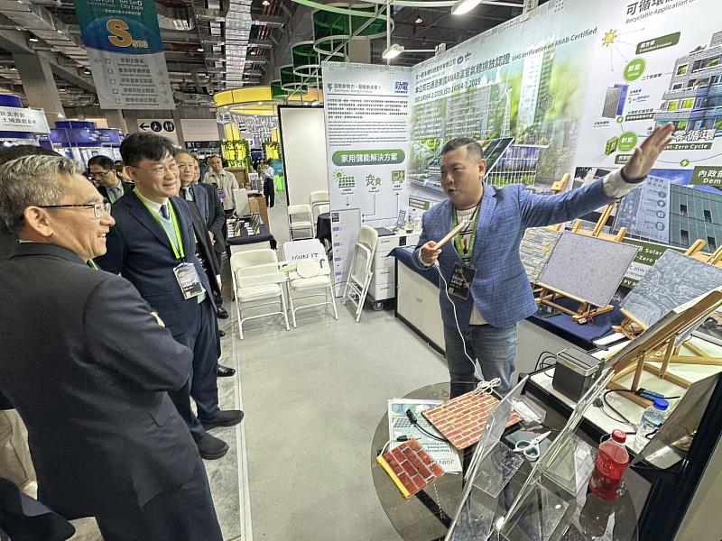 內政部董建宏次長至「2050 淨零城市展」在一起永續科技攤位了解彩繪太陽能圖層技術 (圖片提供: 在一起永續科技)