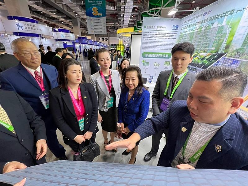 上週登場台北南港展覽館之「2050 淨零城市展」,美國馬里蘭州州務卿Susan Lee( (右三) 率團至在一起永續科技攤位了解彩繪太陽能圖層技術 (圖片提供: 在一起永續科技)
