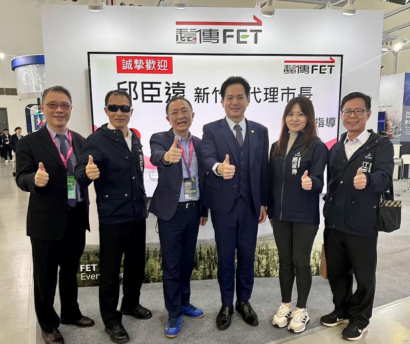 遠傳攜手新竹市政府佈建300支電動車充電樁,新竹市代理市長邱臣遠(右三)蒞臨高雄智慧城市展遠傳展區,與遠傳副總高煥元(左三)合影。