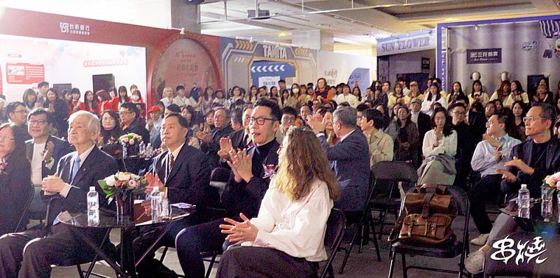 今年文大畢展吸引廣告代理、公關、媒體代理、數位行銷、設計界等百餘位重量級嘉賓共襄盛舉。