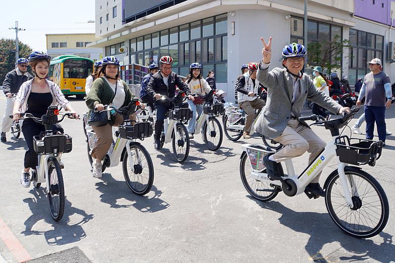 大葉大學方文昌校長(右)帶領國際學生試騎MOOVO公共自行車