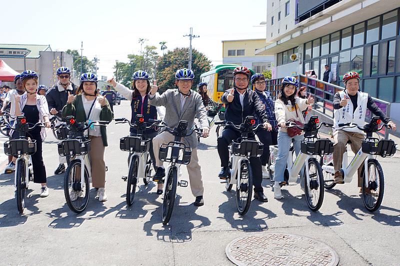 大葉大學方文昌校長(中)與國際學生們感謝彰化縣政府與大村鄉公所促成MOOVO公共自行車