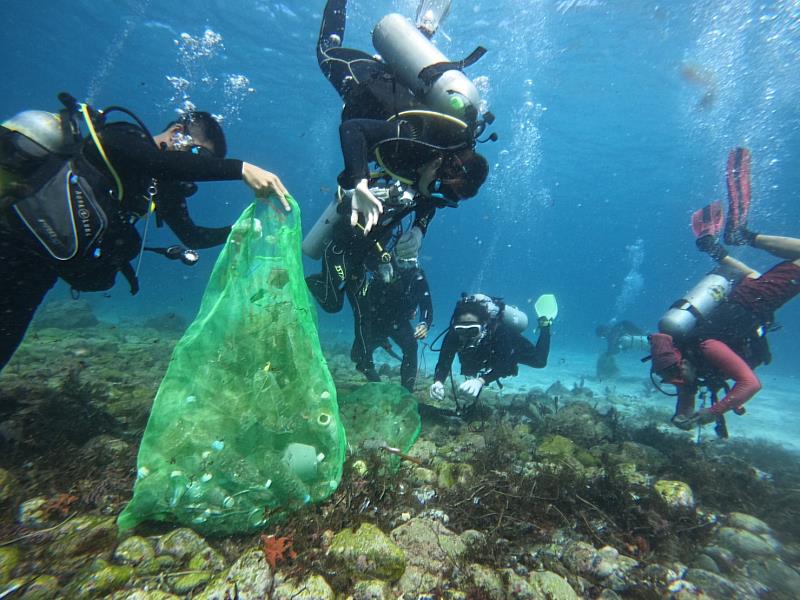 海洋委員會「潛海戰將」清除海底垃圾