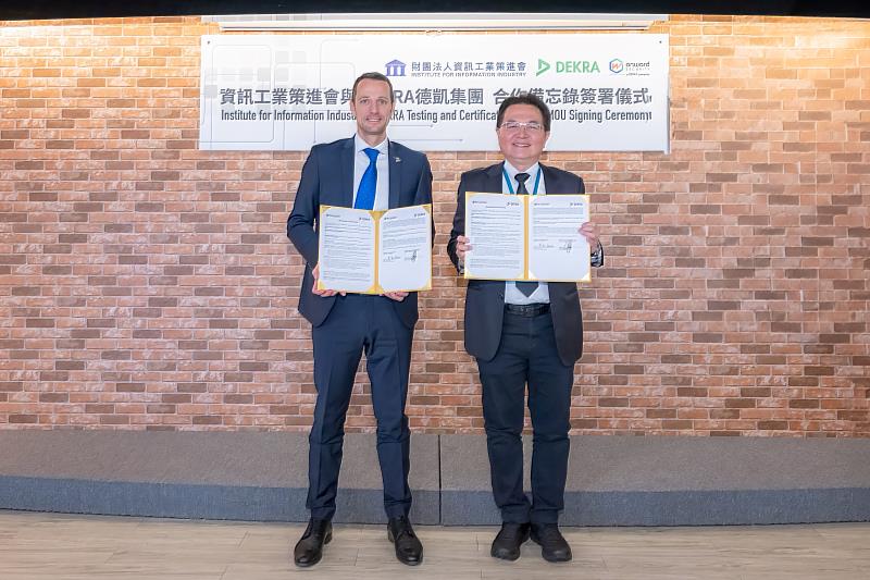 資策會副執行長蕭博仁(右)與DEKRA德凱網路安全全球總監Rubén Lirio(左)代表雙方於3月20日簽署戰略合作備忘錄。