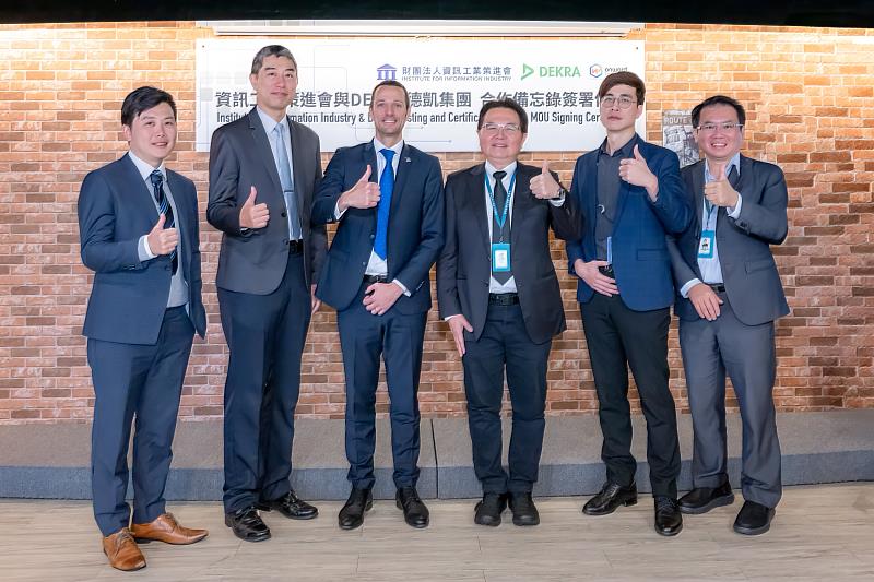3月20日資策會與DEKRA德凱集團及旗下安華聯網科技簽署合作備忘錄,圖為與會貴賓會後合影,左起為:安華聯網科技資深協理劉作仁、安華聯網科技總經理洪光鈞、DEKRA德凱網路安全全球總監Rubén Lirio、資策會副執行長蕭博仁、資策會資安所副所長高傳凱、資策會AI院主任鍾松剛。