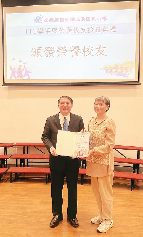 國立海洋大學校長許泰文(左)獲北港國小「榮譽校友」殊榮，肯定其在教育與學術領域的深耕與卓越成就。
