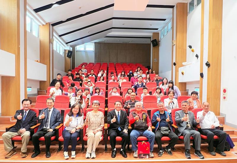 國立海洋大學校長許泰文獲頒北港國小「榮譽校友」，到場祝賀貴賓中合影。