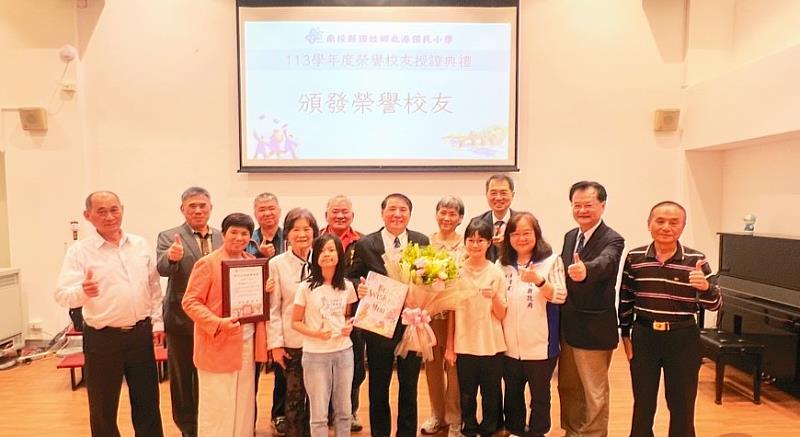 國立海洋大學校長許泰文獲頒北港國小「榮譽校友」，到場祝賀親友群於儀式中合影。
