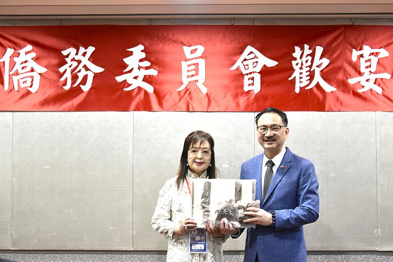 阮昭雄(右)致贈紀念品,由團長留日東京華僑總會會長蕭玉蘭(左)代表受贈