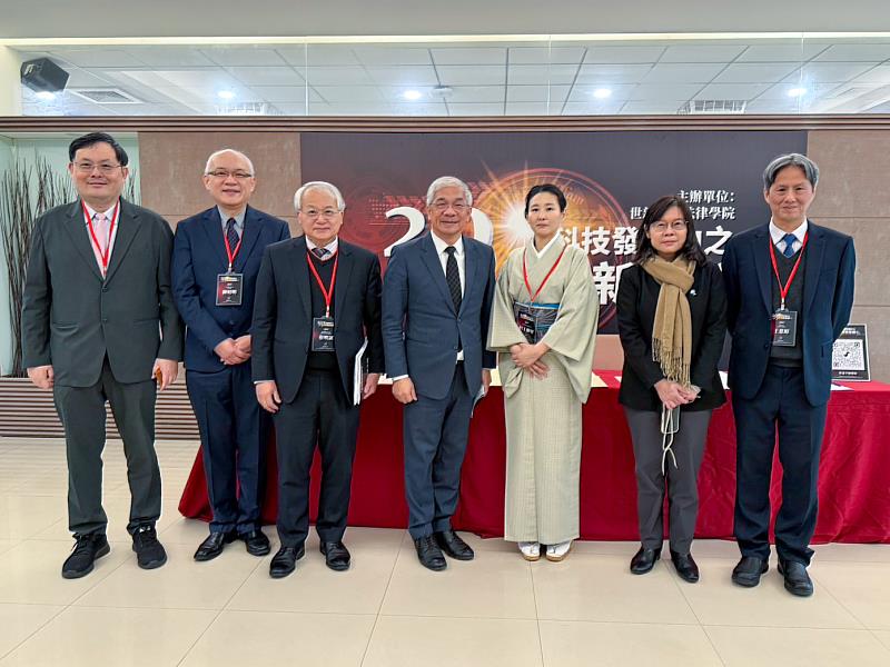 世新大學校長陳清河(中)熱情歡迎國內外學者齊聚一堂,共襄科技法學盛會。(世新大學提供)