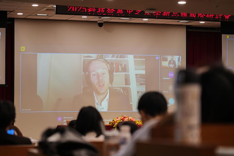 英國新堡大學法學院教授班．法蘭德線上參與世新大學「科技發展中之法學新思維」國際研討會，帶來獨到見解。（世新大學提供）