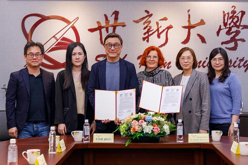 世新大學副校長暨國際事務長李功勤（左三）與薩塞克斯大學國際發展副主任莫妮卡·梅蒂科娃（右三）正式簽署雙聯學制合作協議，開啟兩校教育合作新頁。（世新大學提供）